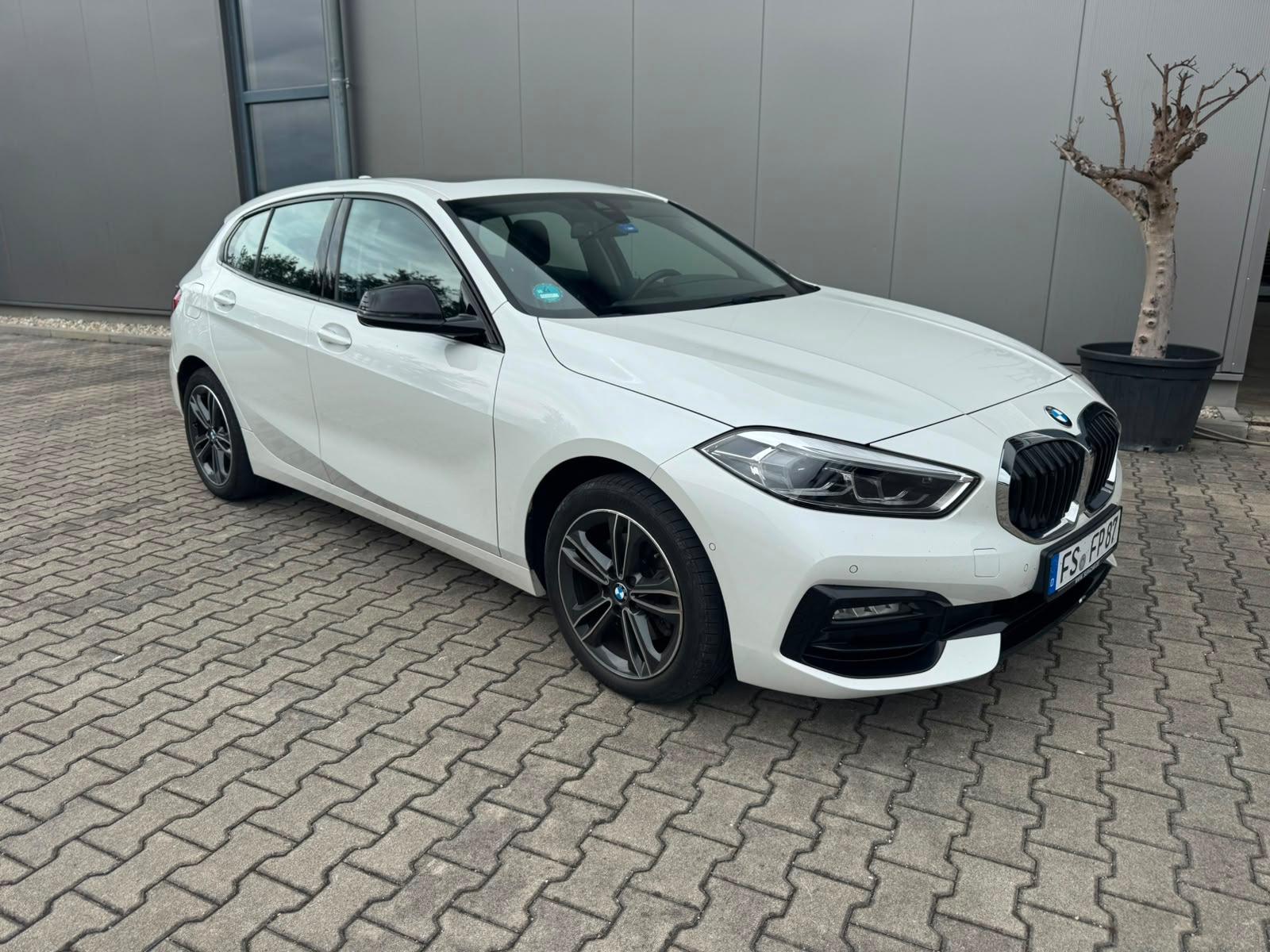 BMW 118 i Sport Line Limousine*LED*AHK*PANO*
