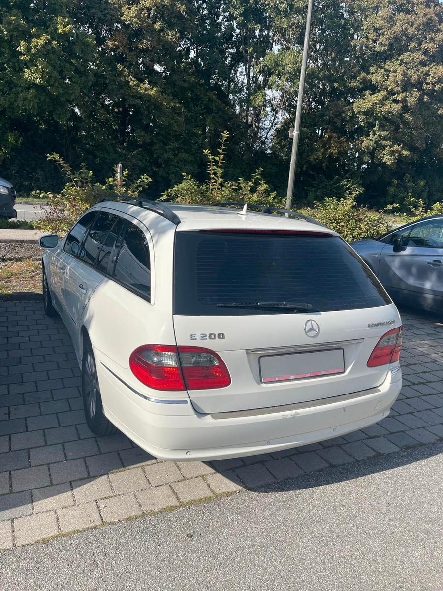 Mercedes-Benz E200 2008 — photo 13