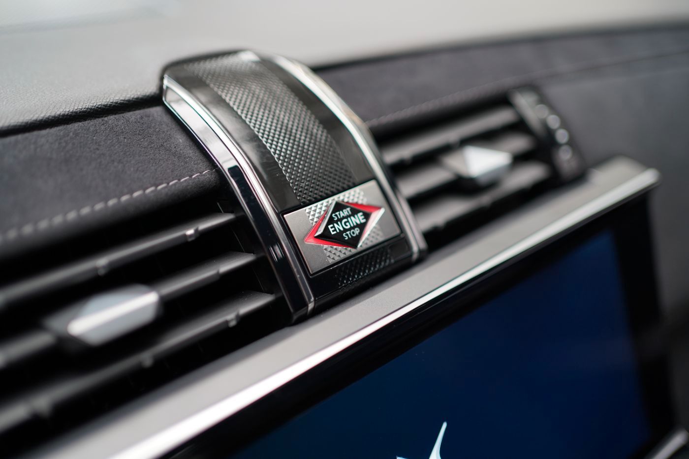 Fahrzeugabbildung DS Automobiles DS7 BlueHDi 130 EAT8 Performance Line+ Anhängerk