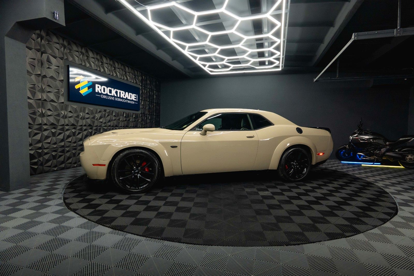 Fahrzeugabbildung Dodge Challenger 6.4 V8 SRT 392 R/T SCAT PACK WIDEBODY