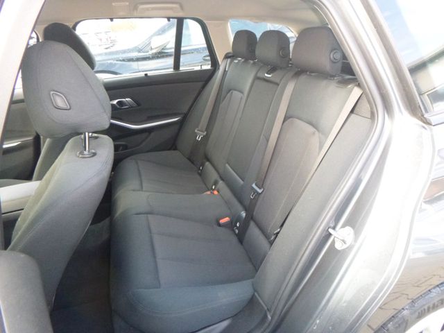 Fahrzeugabbildung BMW 320 i Touring >AUT/AHK/R-Kamera/PDC/LED<