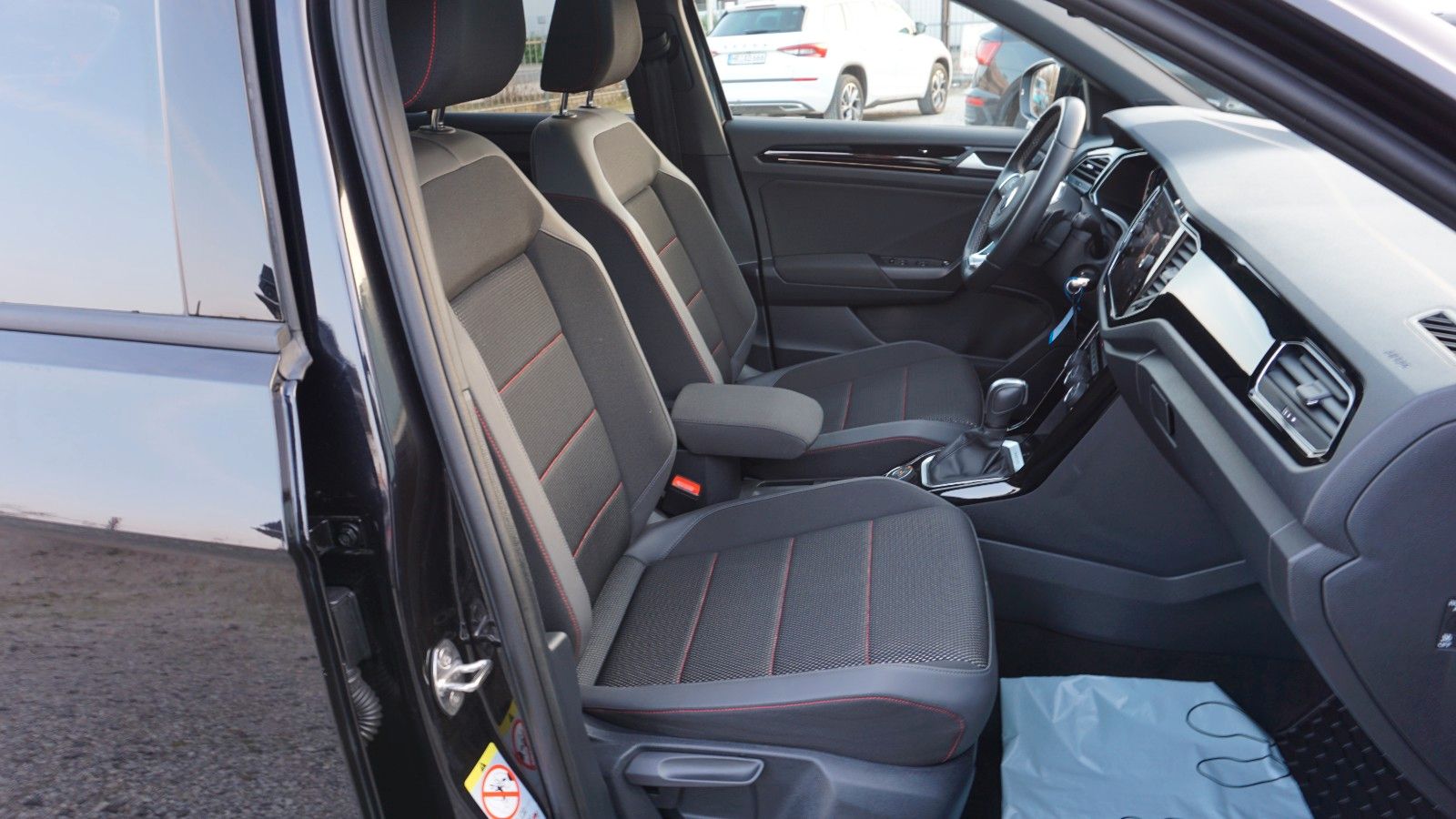 Fahrzeugabbildung Volkswagen T-Roc Sport 4Motion, Kamera, Navi, Pano, Black