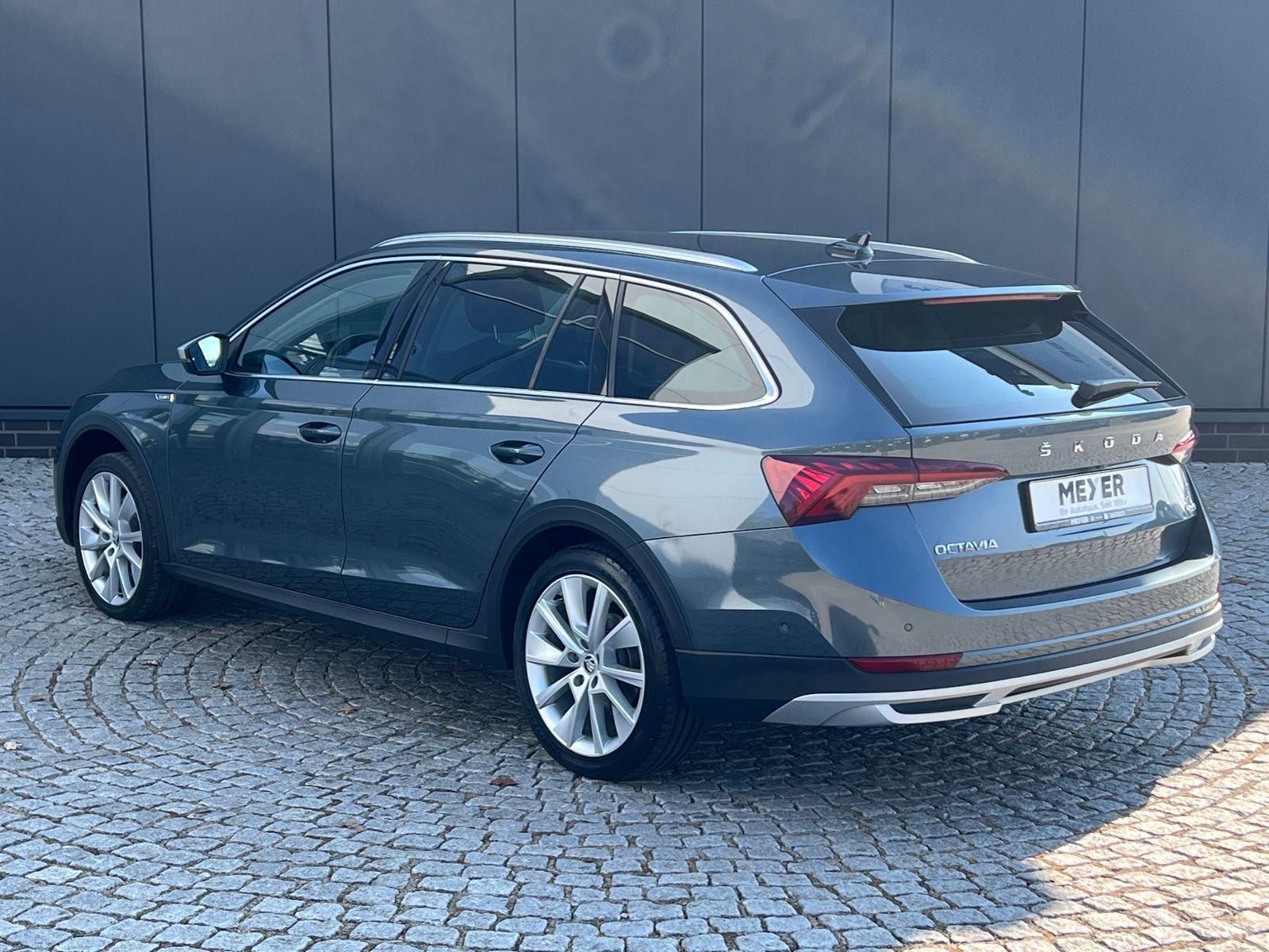 Fahrzeugabbildung SKODA Octavia Combi Scout 2.0 TDI DSG 4x4 *AHK, Navi,