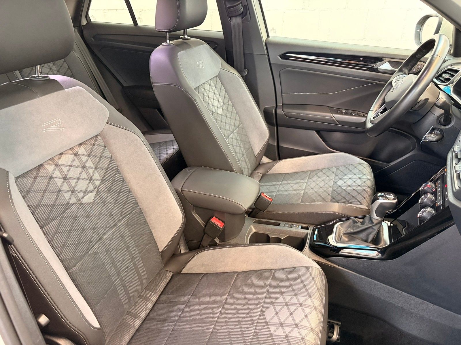 Fahrzeugabbildung Volkswagen T-Roc R-Line 1,5 TSI DSG +ACC +LED +AHK +ParkAss