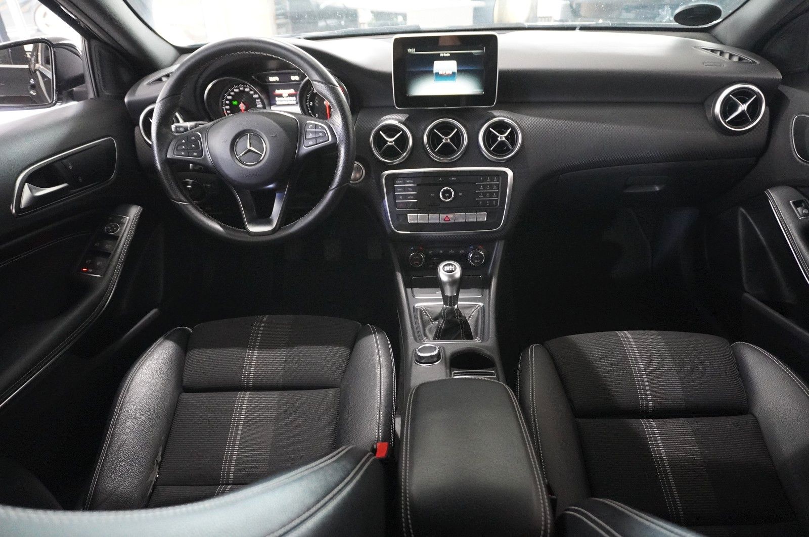 Fahrzeugabbildung Mercedes-Benz A 180D CDI URBAN NAVI/SHZ/PDC/TEMP./SPORT/USB
