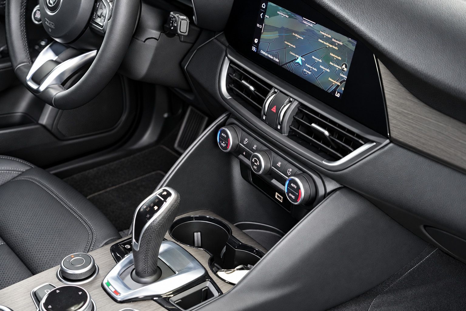 Fahrzeugabbildung Alfa Romeo Giulia Ti Q4/MEMORY/ACC/NAVI/KAMERA/LEDER/