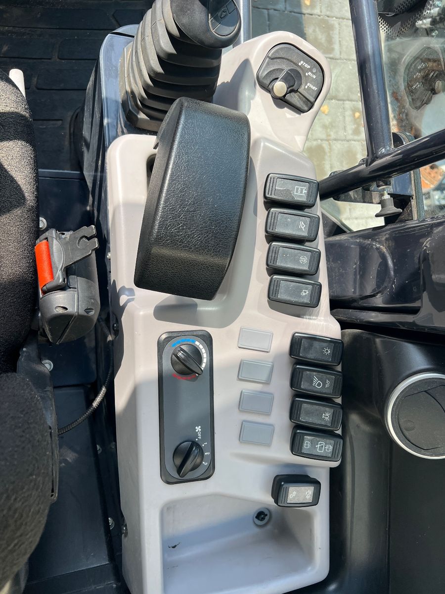 Fahrzeugabbildung Kubota R 090