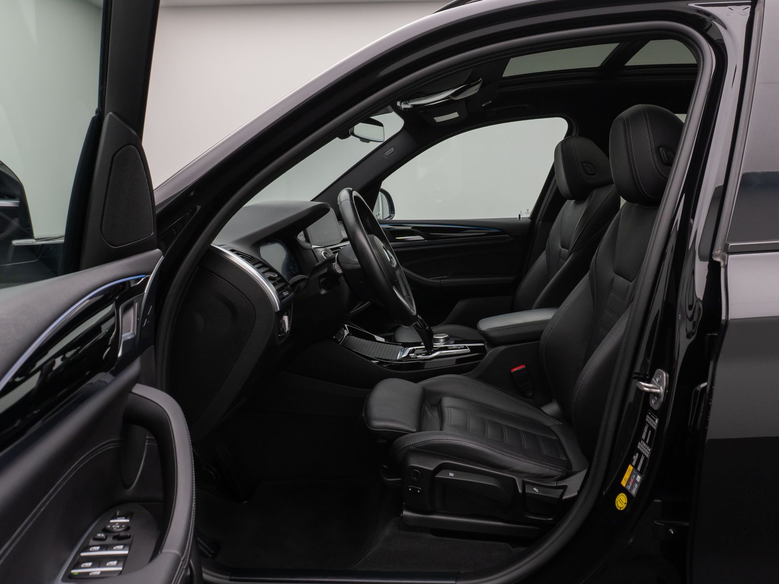 Fahrzeugabbildung BMW X3 xD30e Panorama HUD DAB HiFi Komfort Sport 20"