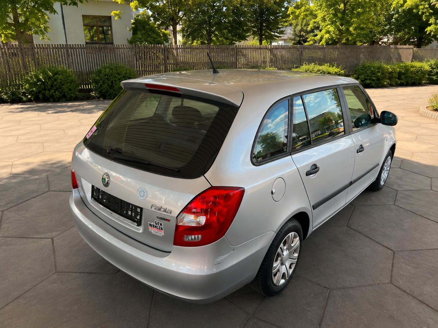 Skoda Fabia 2011 — салон