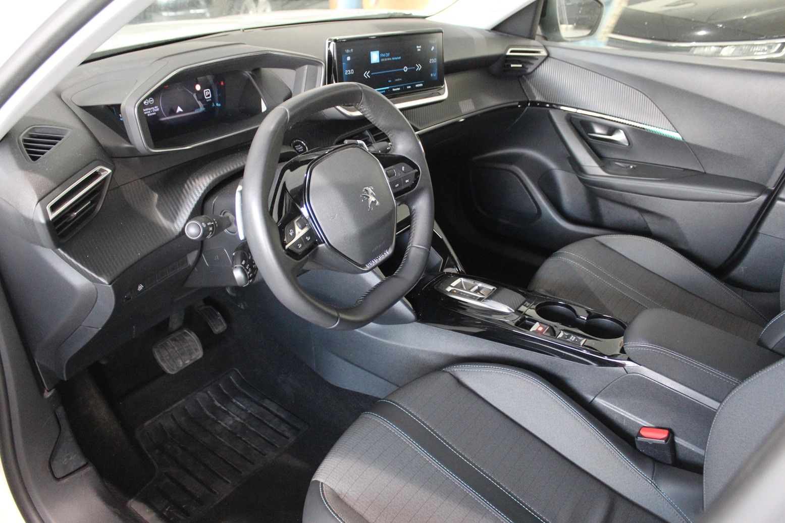 Fahrzeugabbildung Peugeot 2008 Allure Pack 1.2T NAVI/LED/PDC/180°CAM/DAB+