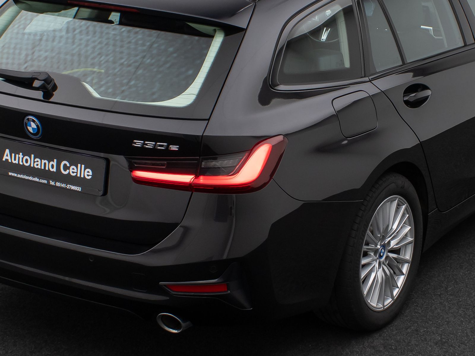 Fahrzeugabbildung BMW 330e xD SportLine Panorama Laser HUD DAB Komfort
