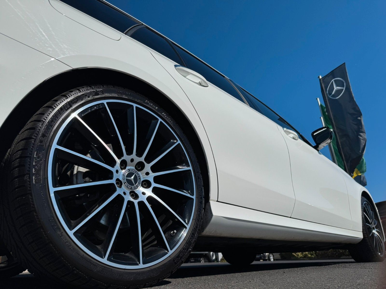 Fahrzeugabbildung Mercedes-Benz E 300 d  T 4M AMG HUD+PANO+AHK+Burm+Distr+360°