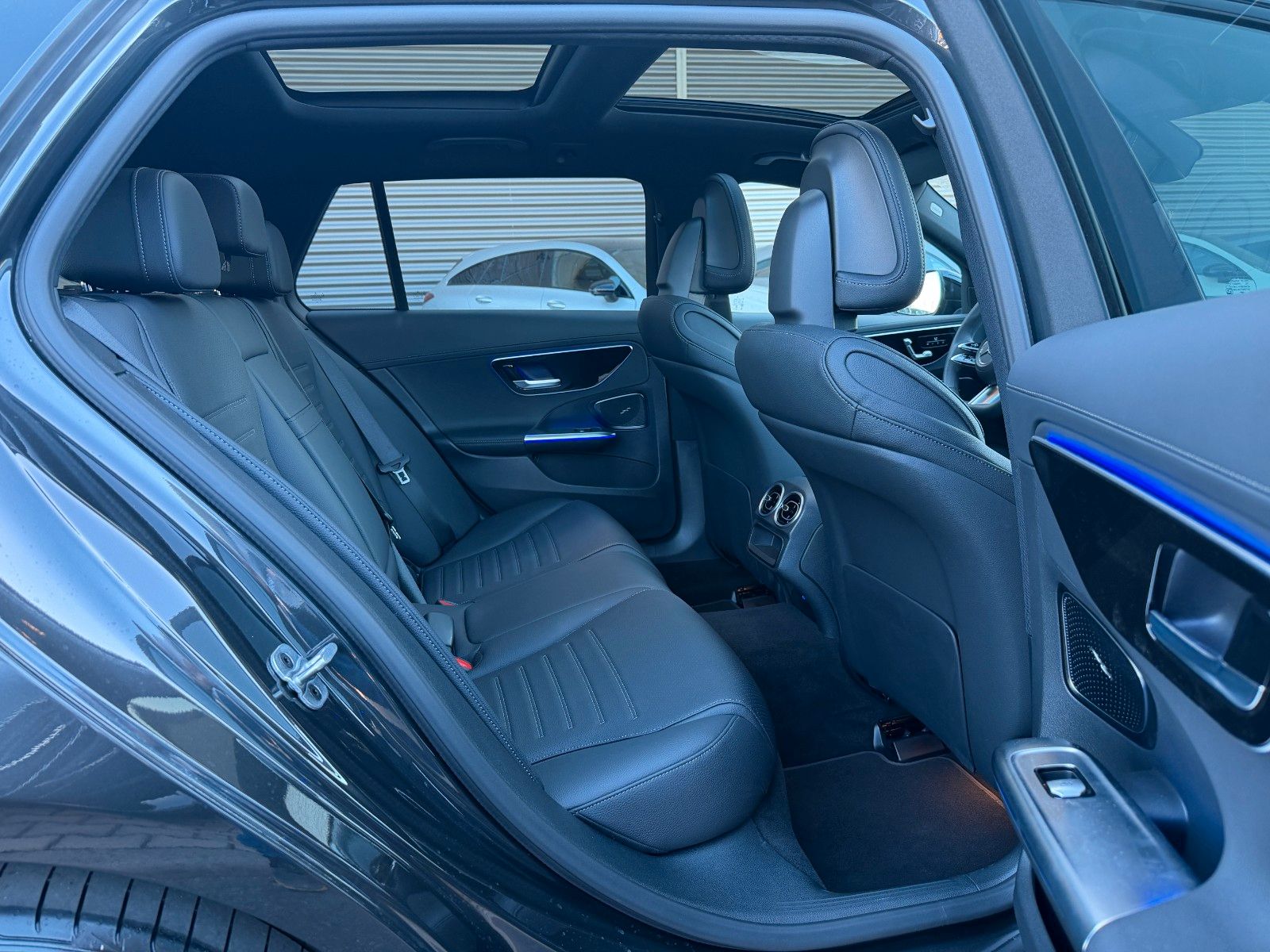 Fahrzeugabbildung Mercedes-Benz C 220 T d Edition AMG AHK+Pano+360°+Distr+Ambien