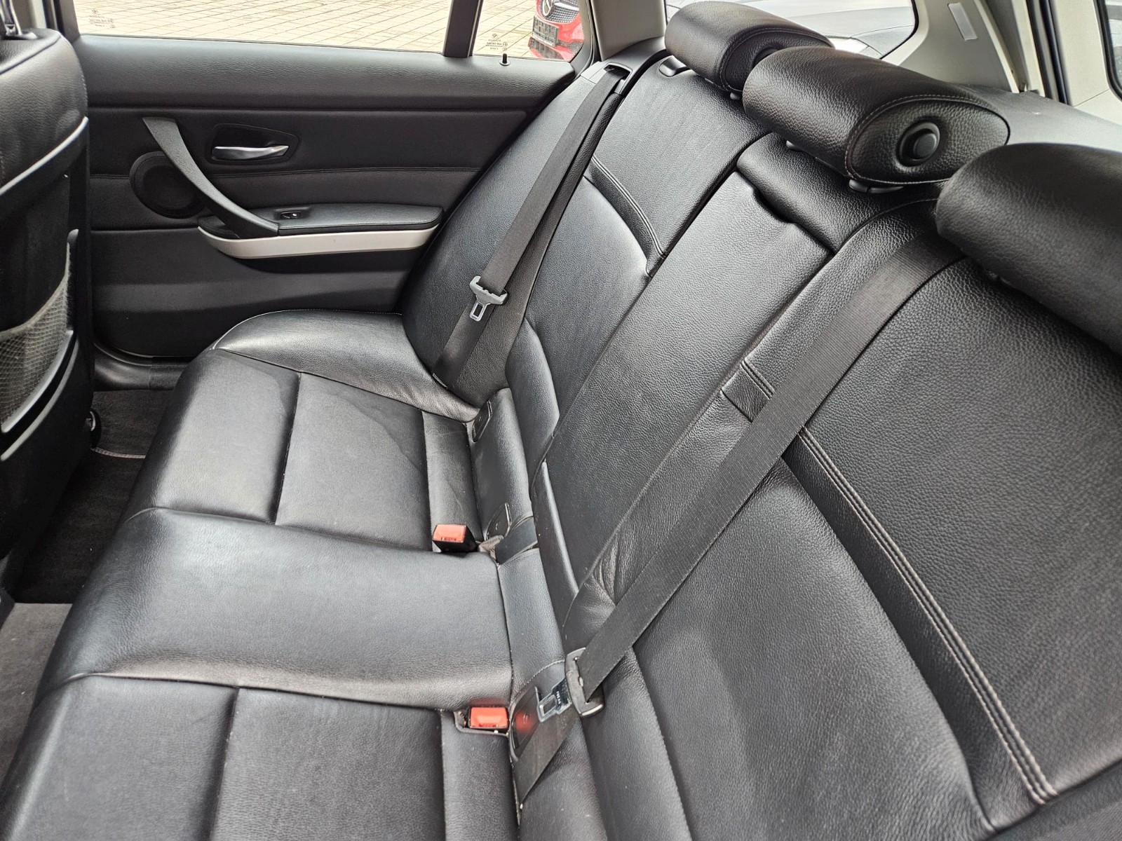 BMW 320 2011 — photo 17