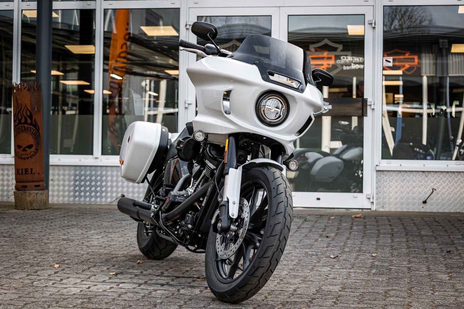 Fahrzeugabbildung Harley-Davidson FXLRST LOW RIDER ST 117 MY26