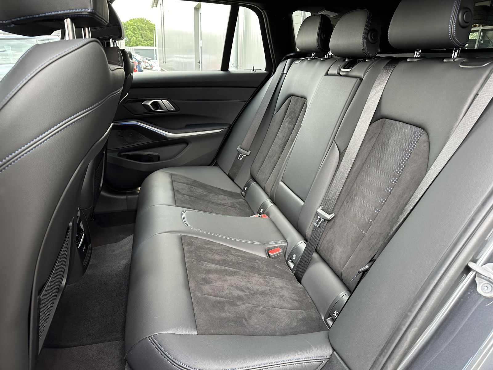 Fahrzeugabbildung BMW 330e Touring M-Sport NAV+LED+ACC+LIVE-COCKPIT+PP