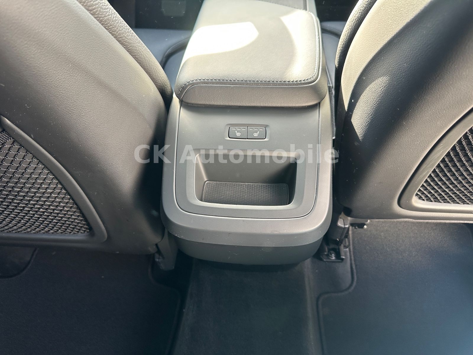 Fahrzeugabbildung Volvo XC60 B4 PlusDark AWD/BLIS/Leder/Pano/LED/360°Kam