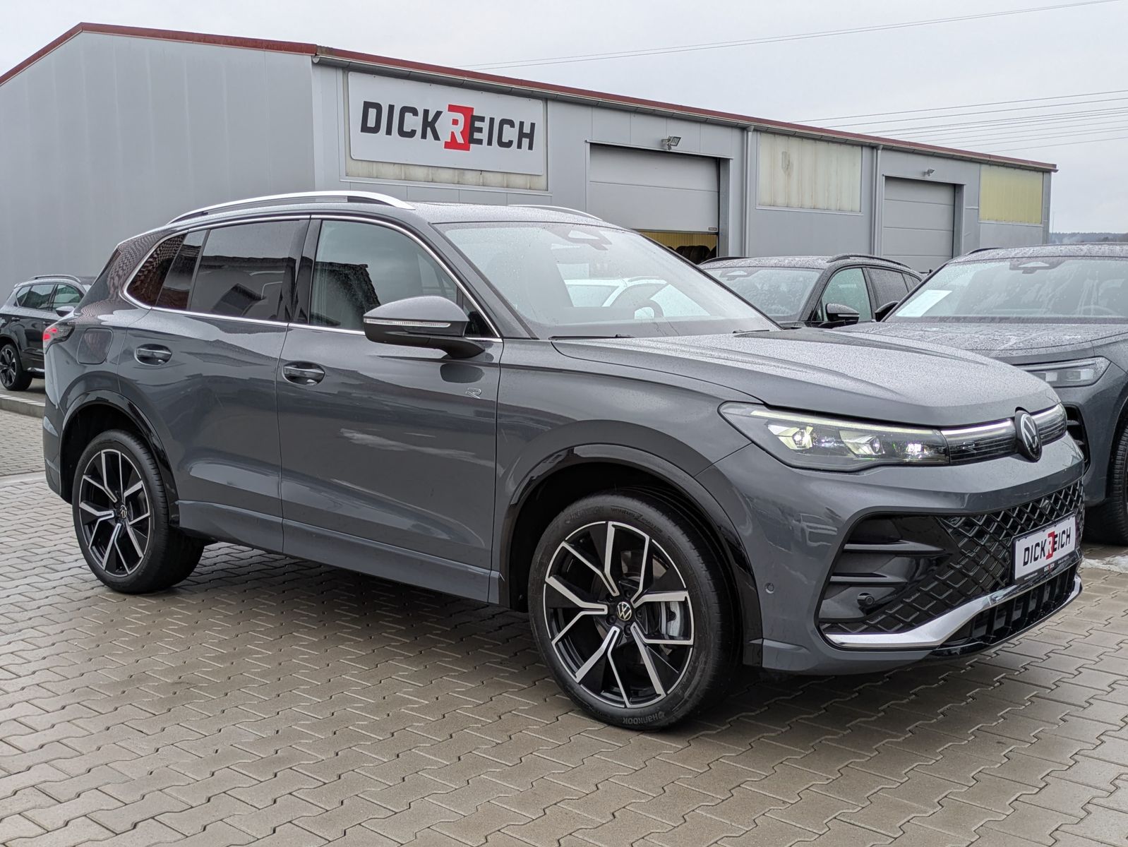 Fahrzeugabbildung Volkswagen Tiguan 2.0 TDI 4M R-Line PANO*H&K*AHK*MATRIX*20"