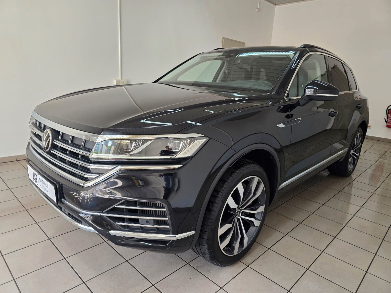 Volkswagen Touareg - 1