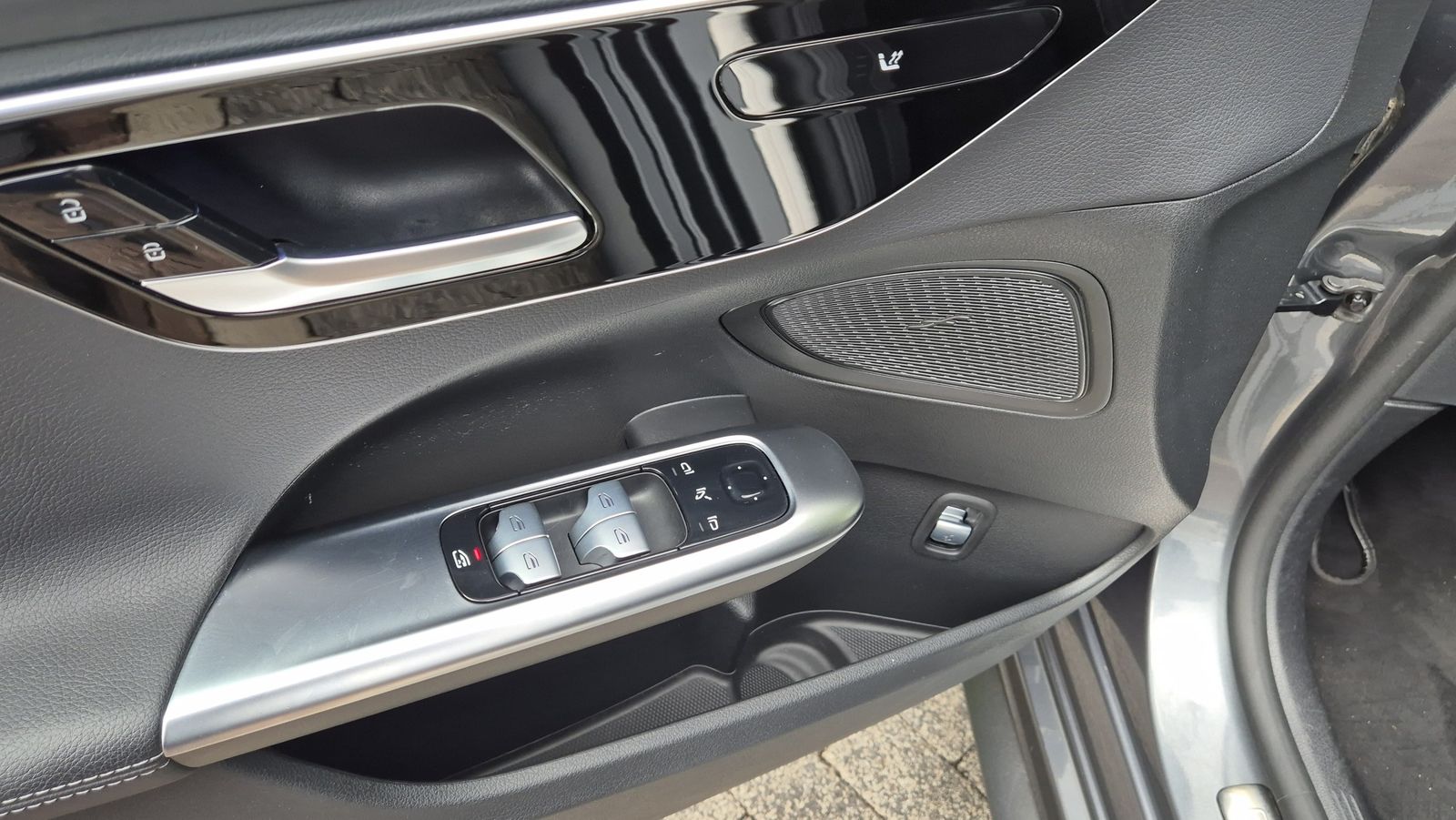Fahrzeugabbildung Mercedes-Benz C 180 Lim. 9G AMG LINE NIGHT+LED+MBUX+KAMERA+SHZ