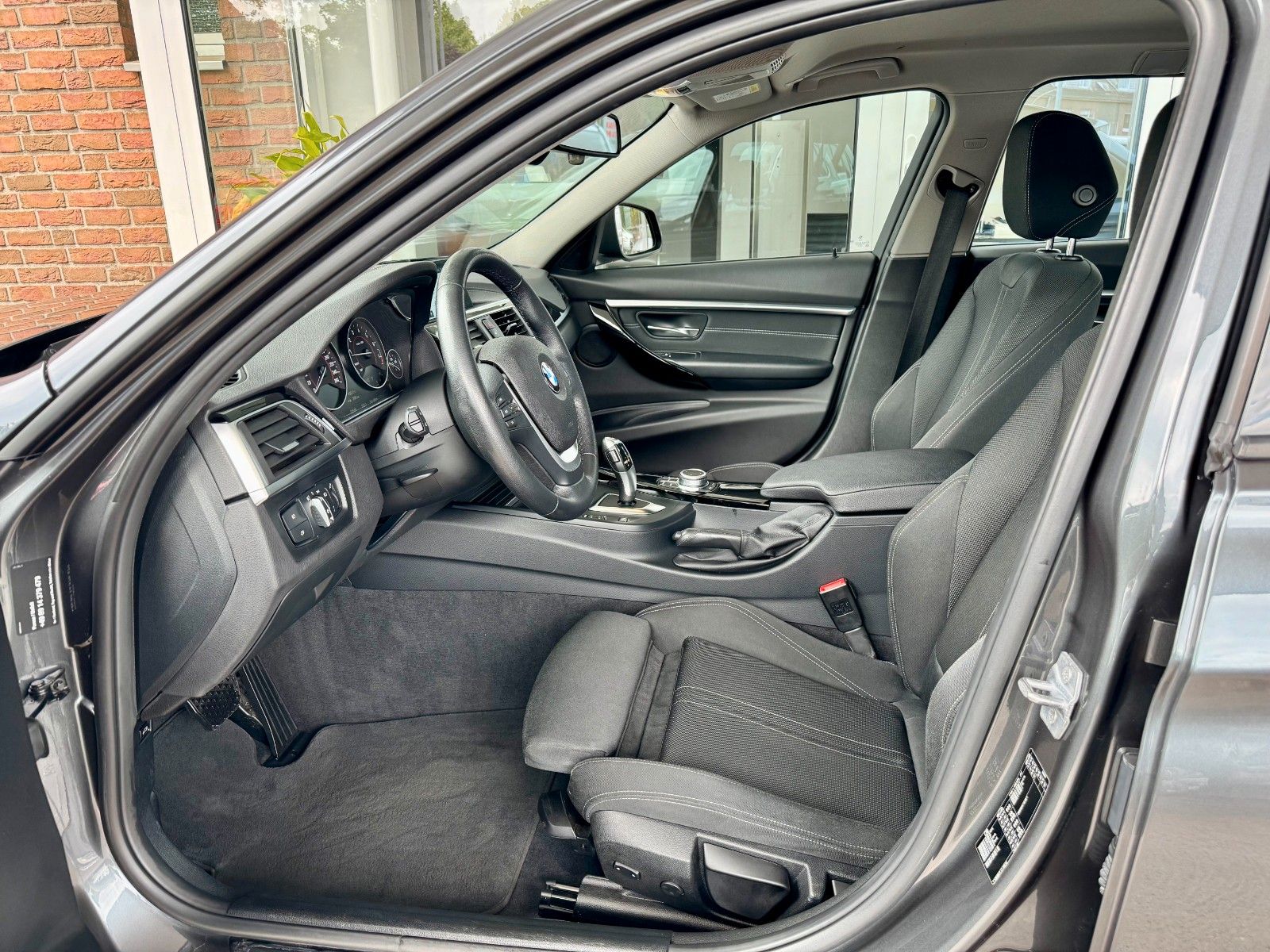 Fahrzeugabbildung BMW 320 i Touring Sport Line Autom. Navi/LED/53 Tkm