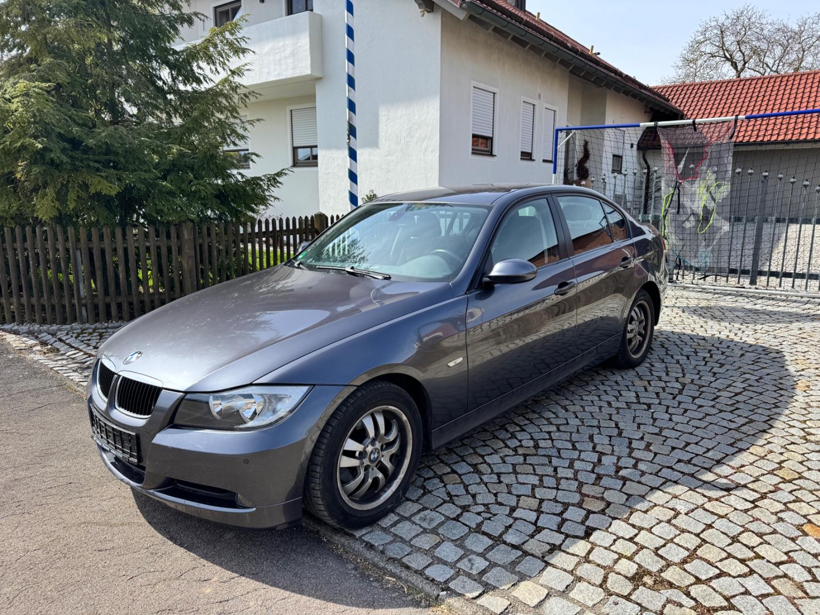 BMW 320i Erster Hand.schekheftgepflegt .Neue Tüv