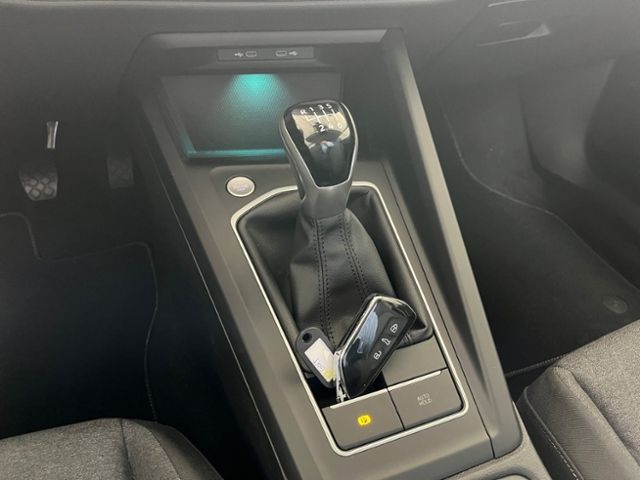 Fahrzeugabbildung Volkswagen Golf 1.5 TSI LIFE NAVI STANDHZG GJR
