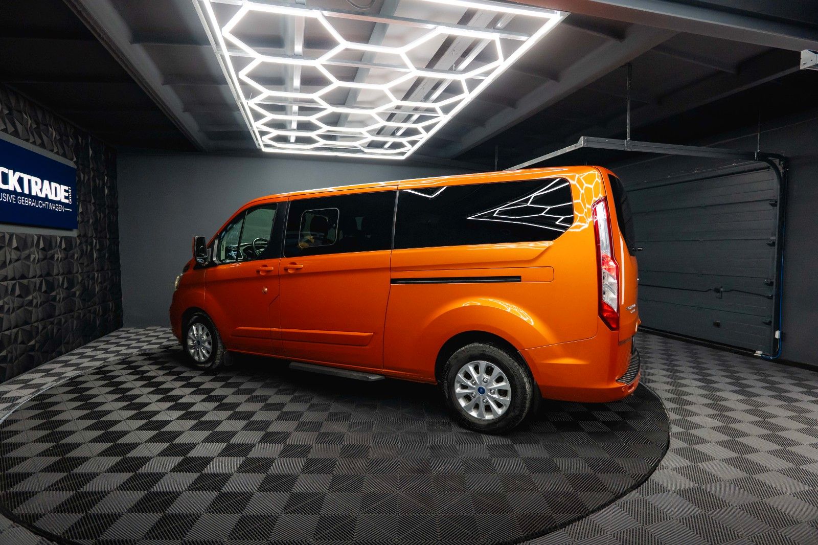 Fahrzeugabbildung Ford Tourneo Custom Kombi 320 L2 Trend Lang 9 Sitze