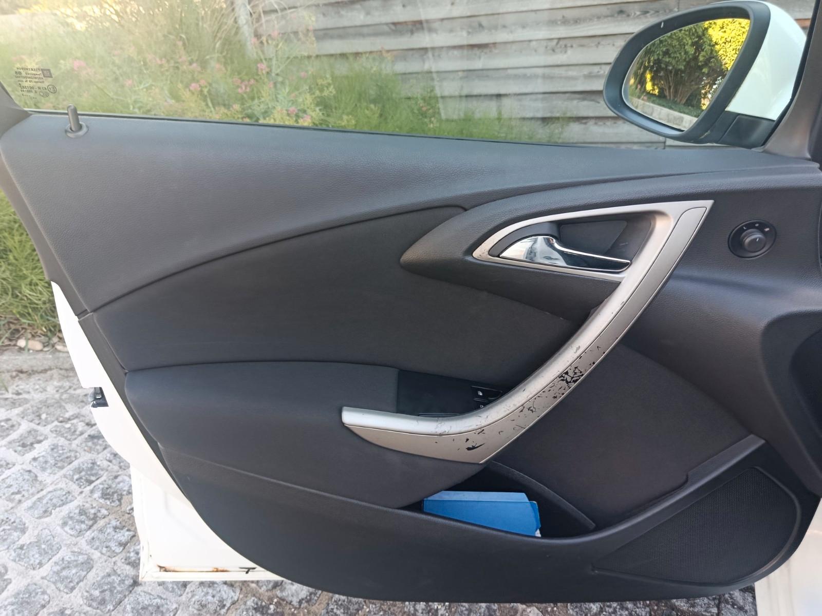 Opel Astra 2013 — photo 15