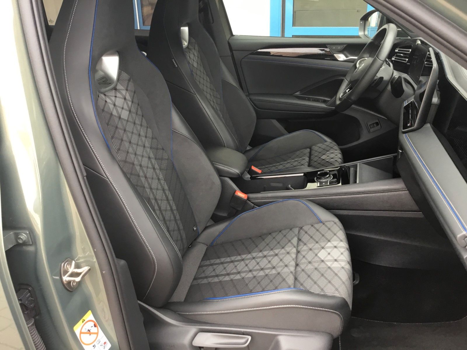Fahrzeugabbildung Volkswagen Tiguan 2.0 TDI DSG 4M R-Line+AHK+20"+Matrix+Pano