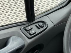 Iveco Großraumkasten mit vielen Teilen