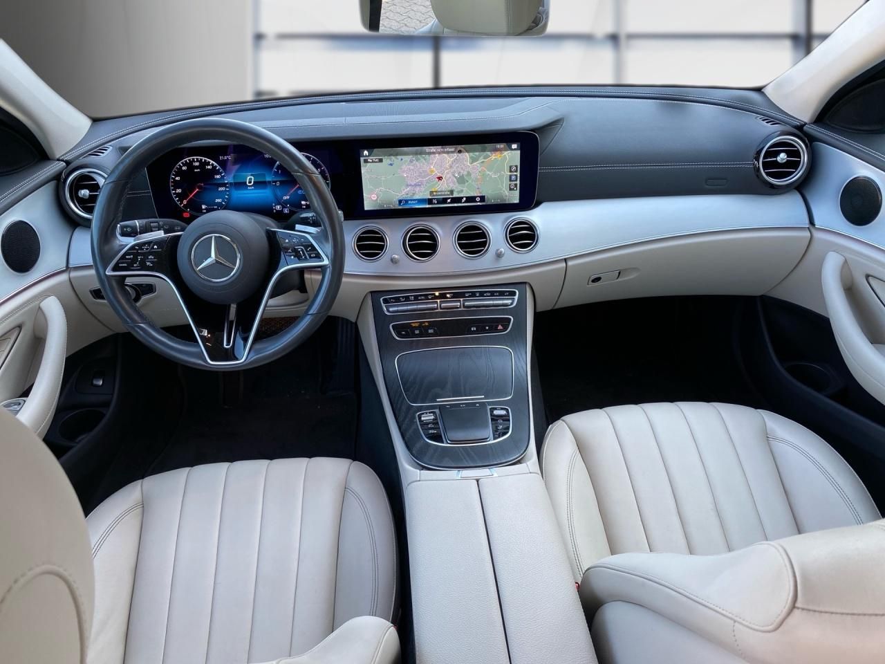 Fahrzeugabbildung Mercedes-Benz E 300de 4M T WIDESCREEN+AHK+EASYPACK+AMBIENTE+