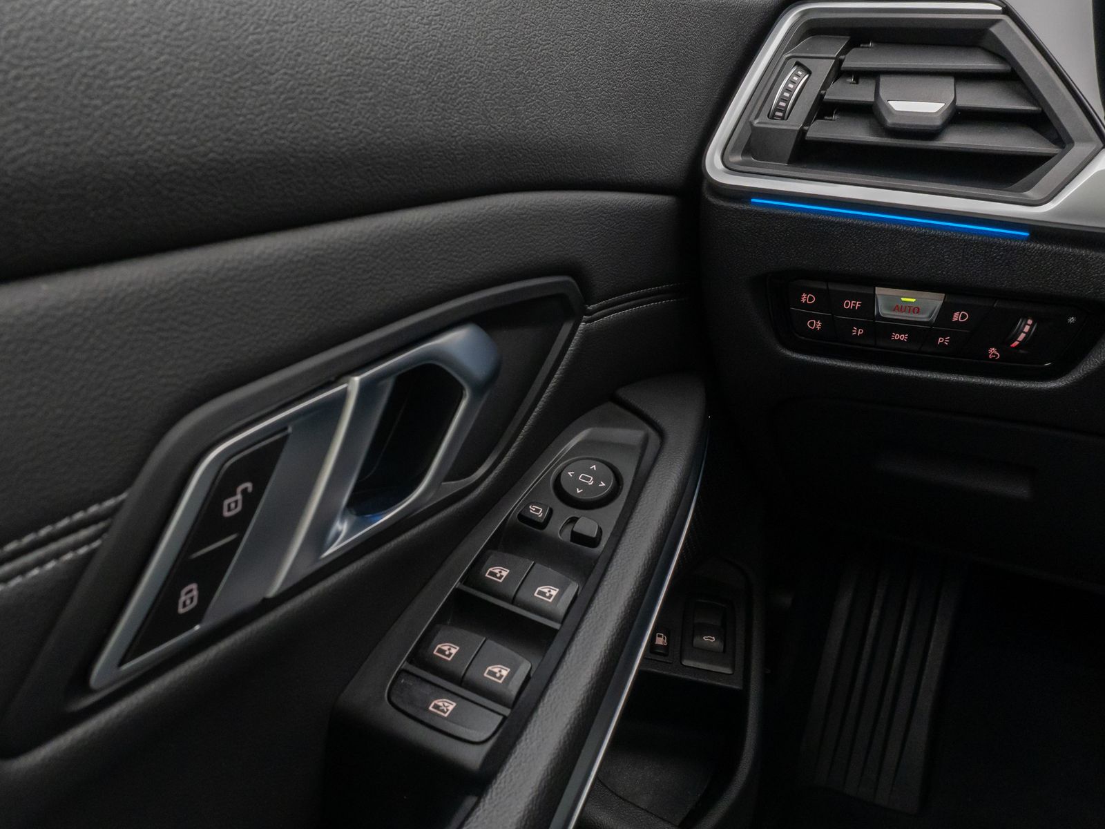 Fahrzeugabbildung BMW 330e Luxury Line Kamera Pano HUD HiFi Individual