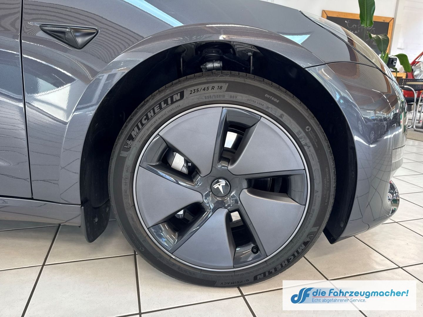Fahrzeugabbildung Tesla Model 3 RWD Soundsystem ACC El. Heckklappe WLAN