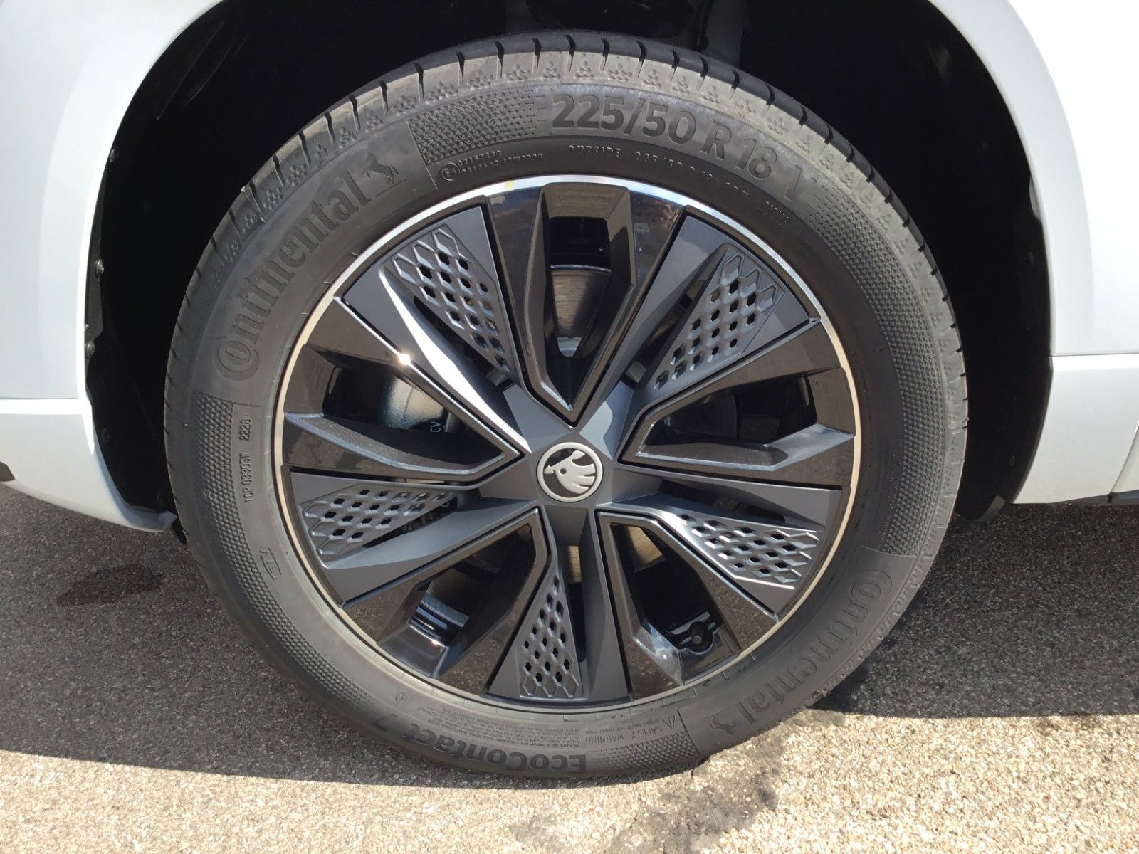 Fahrzeugabbildung SKODA Karoq 2.0l TSI DSG 4x4 Sportline+AHK+Matrix+Pano