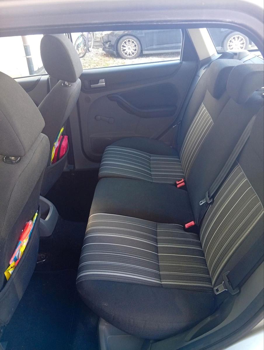 Ford Focus 2010 — photo 11
