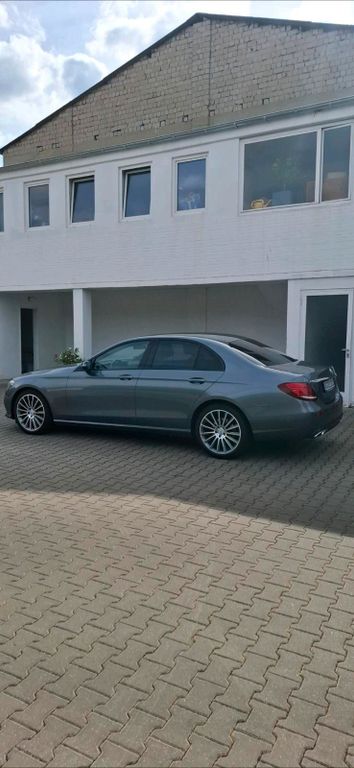 Image of Mercedes-Benz E 220