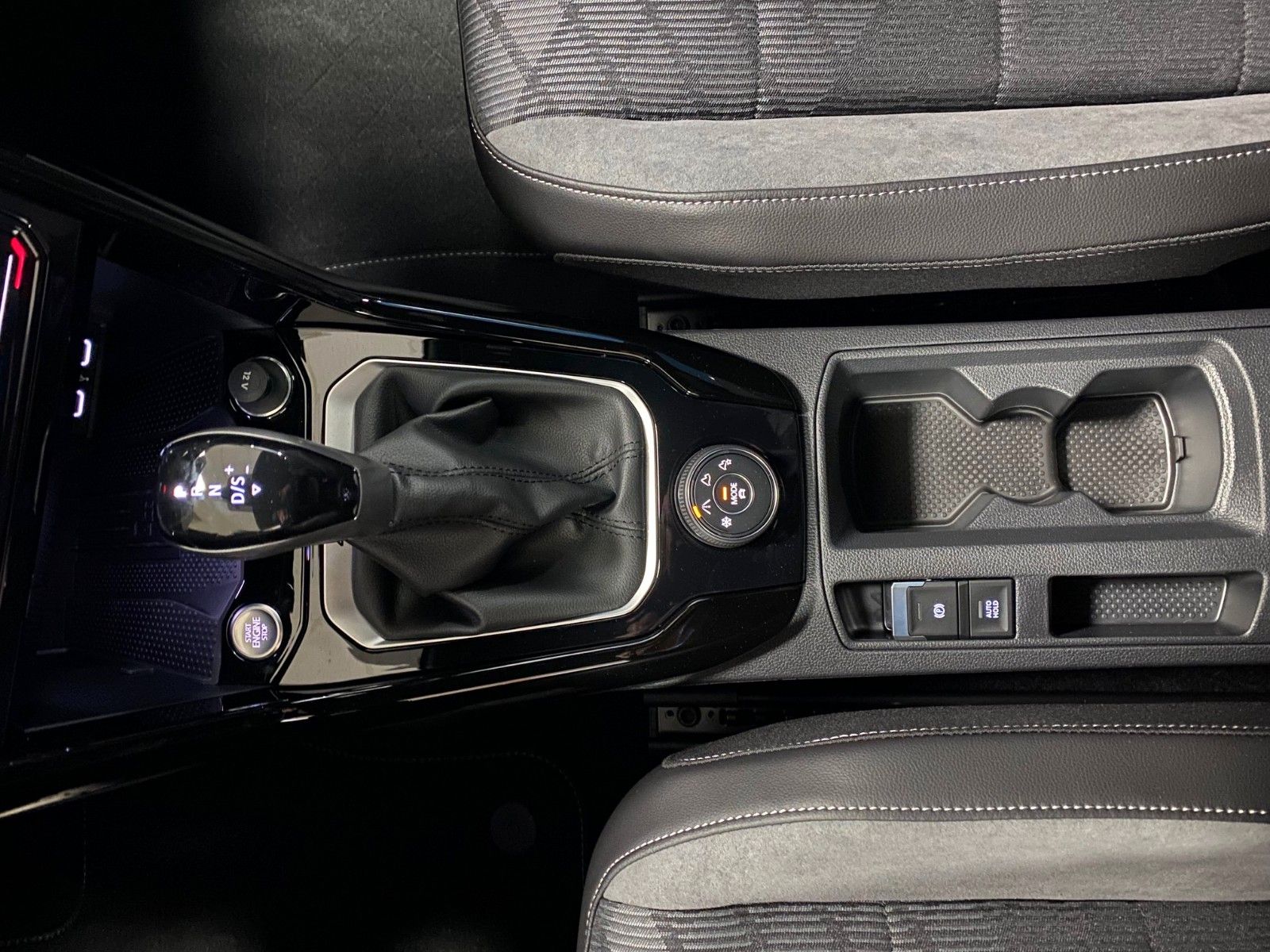 Fahrzeugabbildung Volkswagen T-Roc 2.0 TSI DSG 4MOTION R-Line+AHK+Black Style