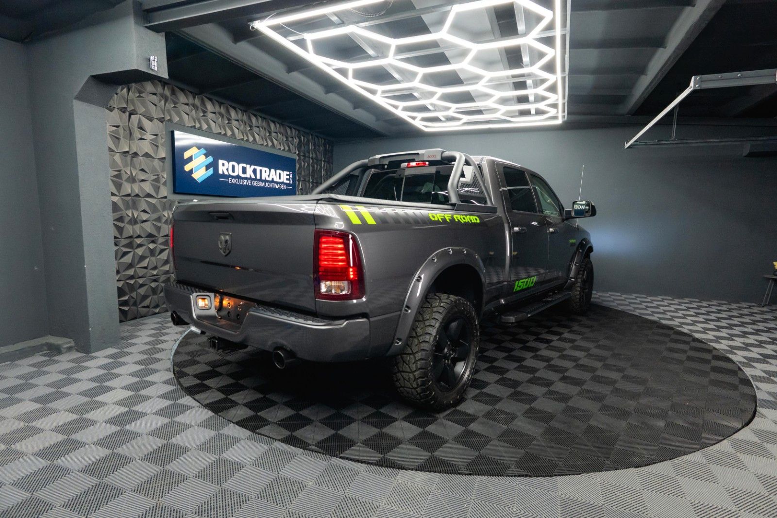 Fahrzeugabbildung Dodge RAM 5.7 V8 HEMI 4x4 OFFROAD Night-Paket LONGBED