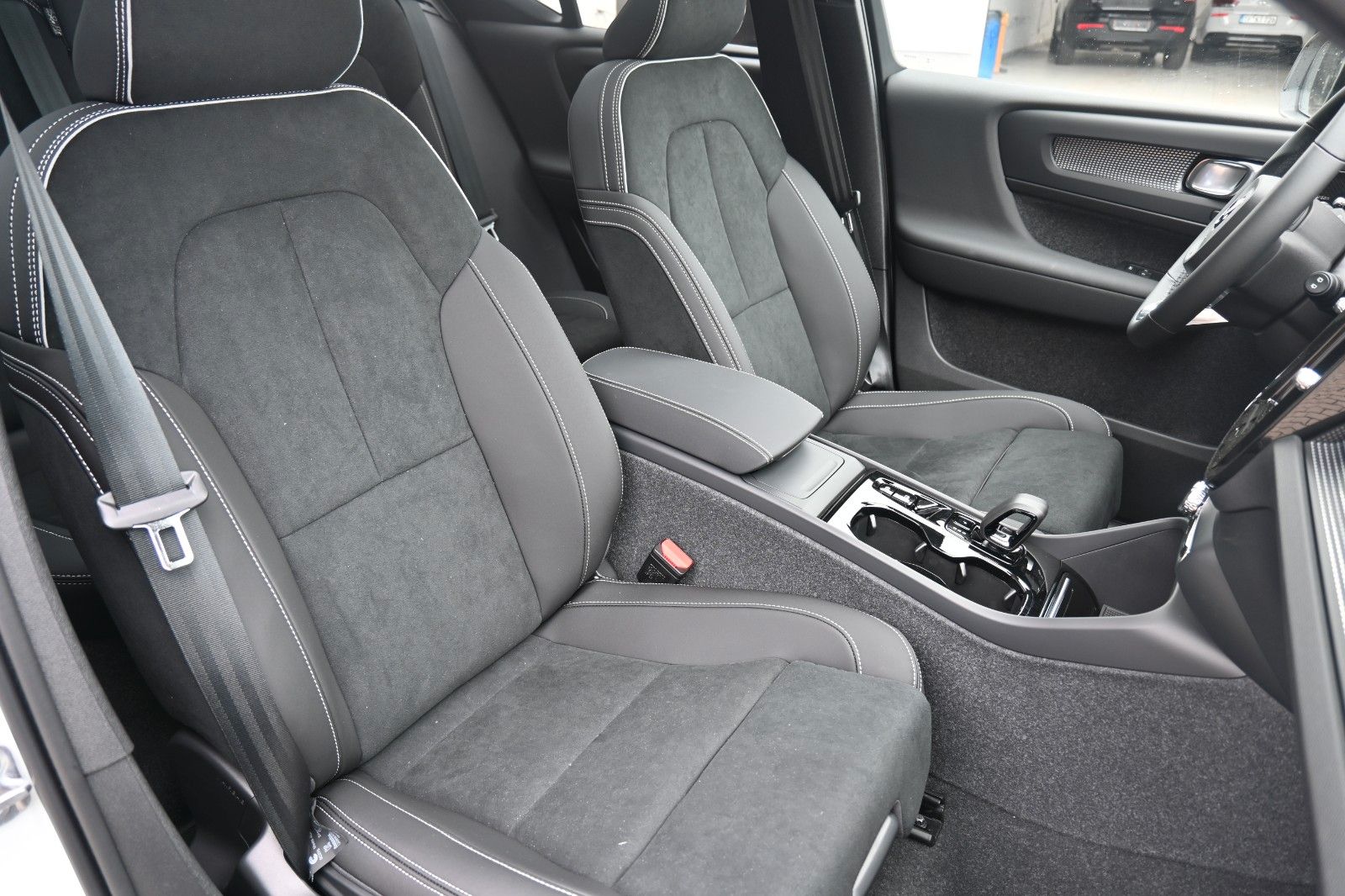 Fahrzeugabbildung Volvo XC40 B4 DKG Ultra Dark*FSHZG*PANO*360°*ACC