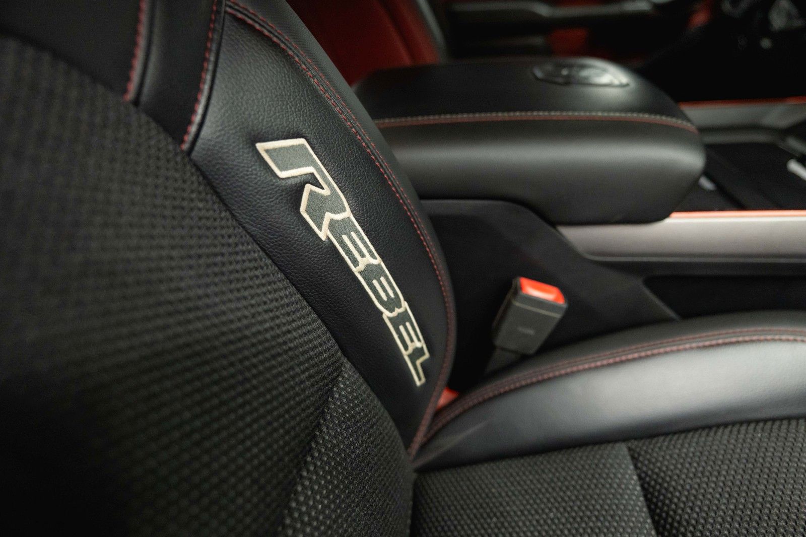 Fahrzeugabbildung Dodge RAM 5.7 V8 HEMI 4x4 REBEL OFFROAD AXLE LOCK 19%