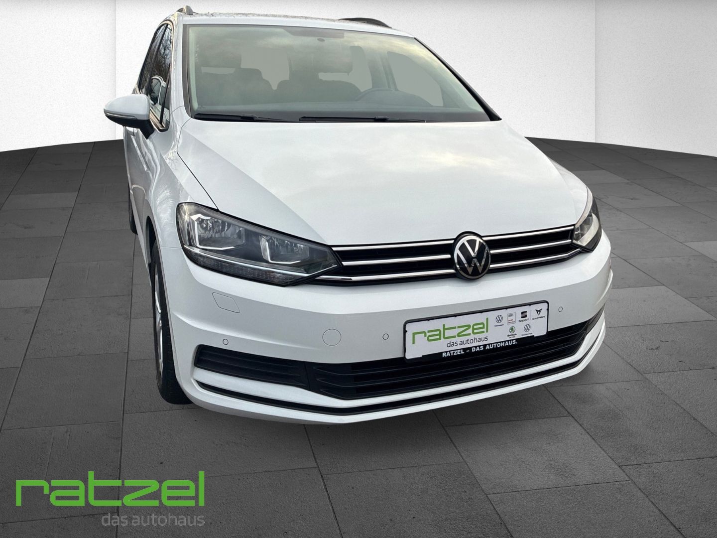 Fahrzeugabbildung Volkswagen Touran Comfortline 1.5 TSI DAB SHZ Notbremsass.