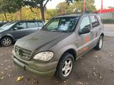 Mercedes-Benz ML 320 - Mercedes-Benz ML 320 mit Benzin-Antrieb