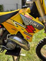 Suzuki RM125 2001 an Bastler wegen Getriebe siehe Besch - SUZUKI AN 125