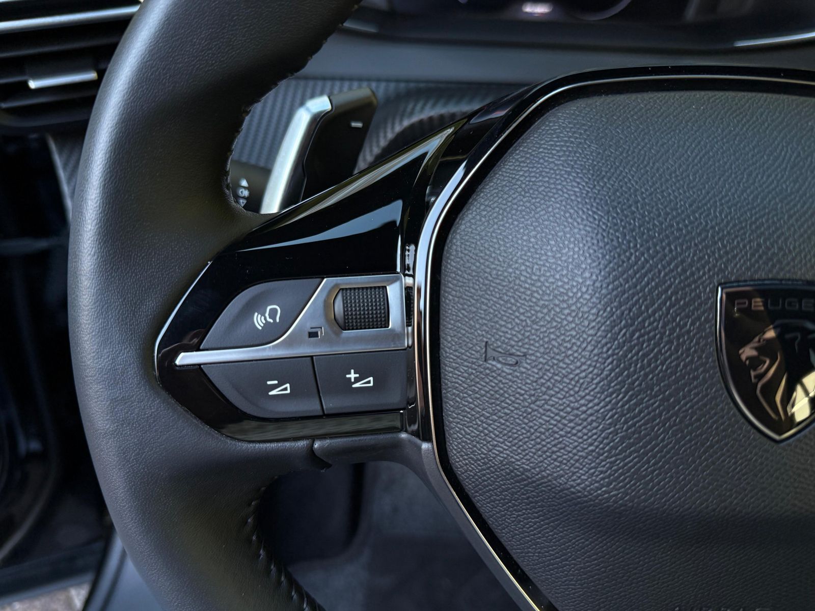 Fahrzeugabbildung Peugeot 2008 1.5Blue-HDI Allure LED+NAV+SHZ+AHK+KAM+VIRT