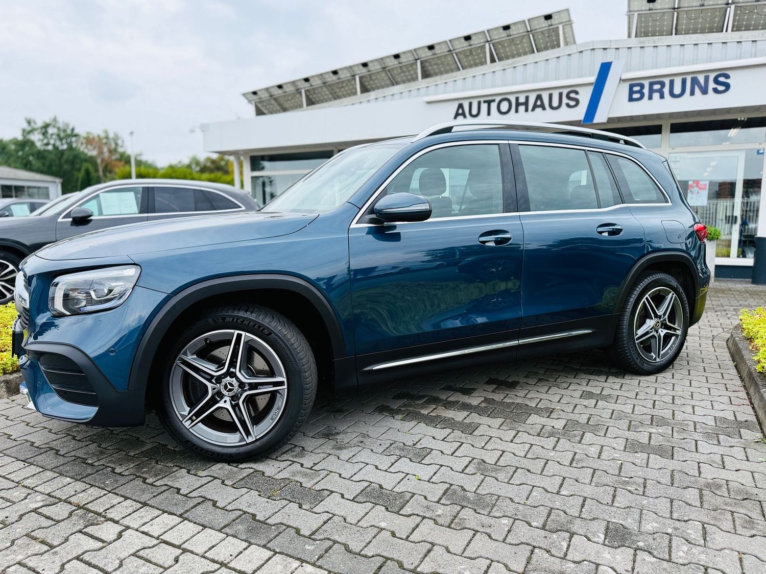 Fahrzeugabbildung Mercedes-Benz GLB 250 4M AMG, Autom., Multibeam, PTS, RFK, Nav