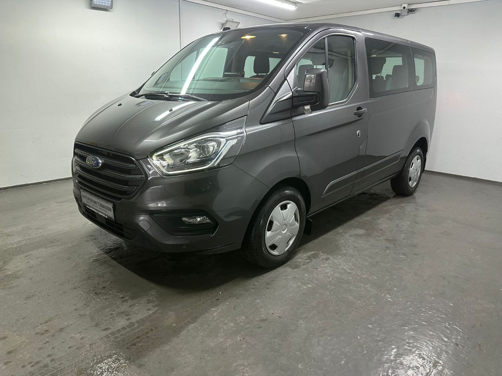 Fahrzeugabbildung Ford Transit Custom 320 L1H1*TREND*8-SITZE*NAVI*SPURH