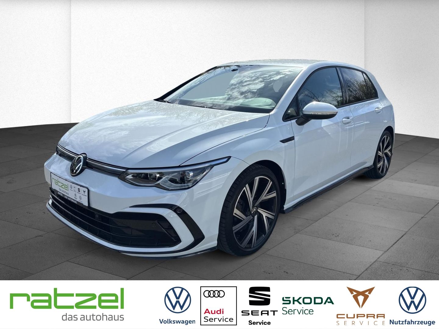 Fahrzeugabbildung Volkswagen Golf VIII 1.5 eTSI R-Line Sportpaket AHK-klappba
