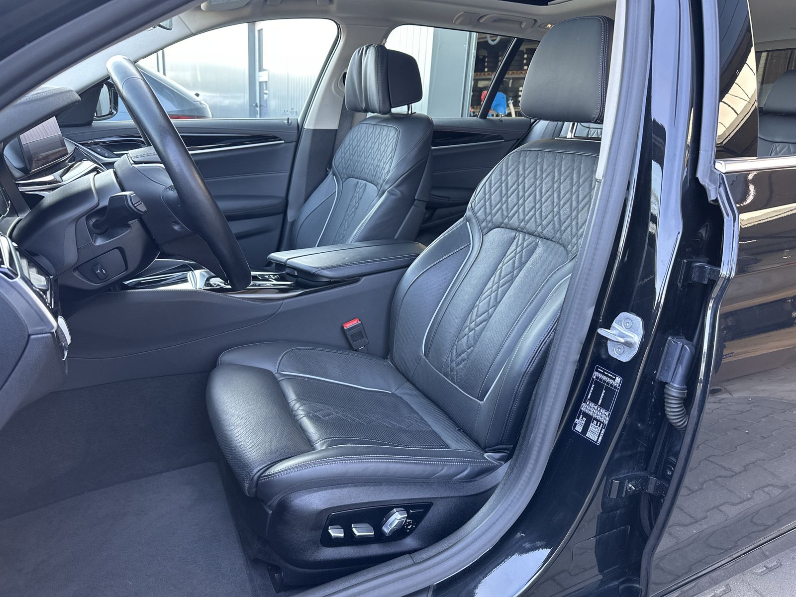 Fahrzeugabbildung BMW 520d Touring Luxury-Line NAV+LASER+PANO+HEAD-UP
