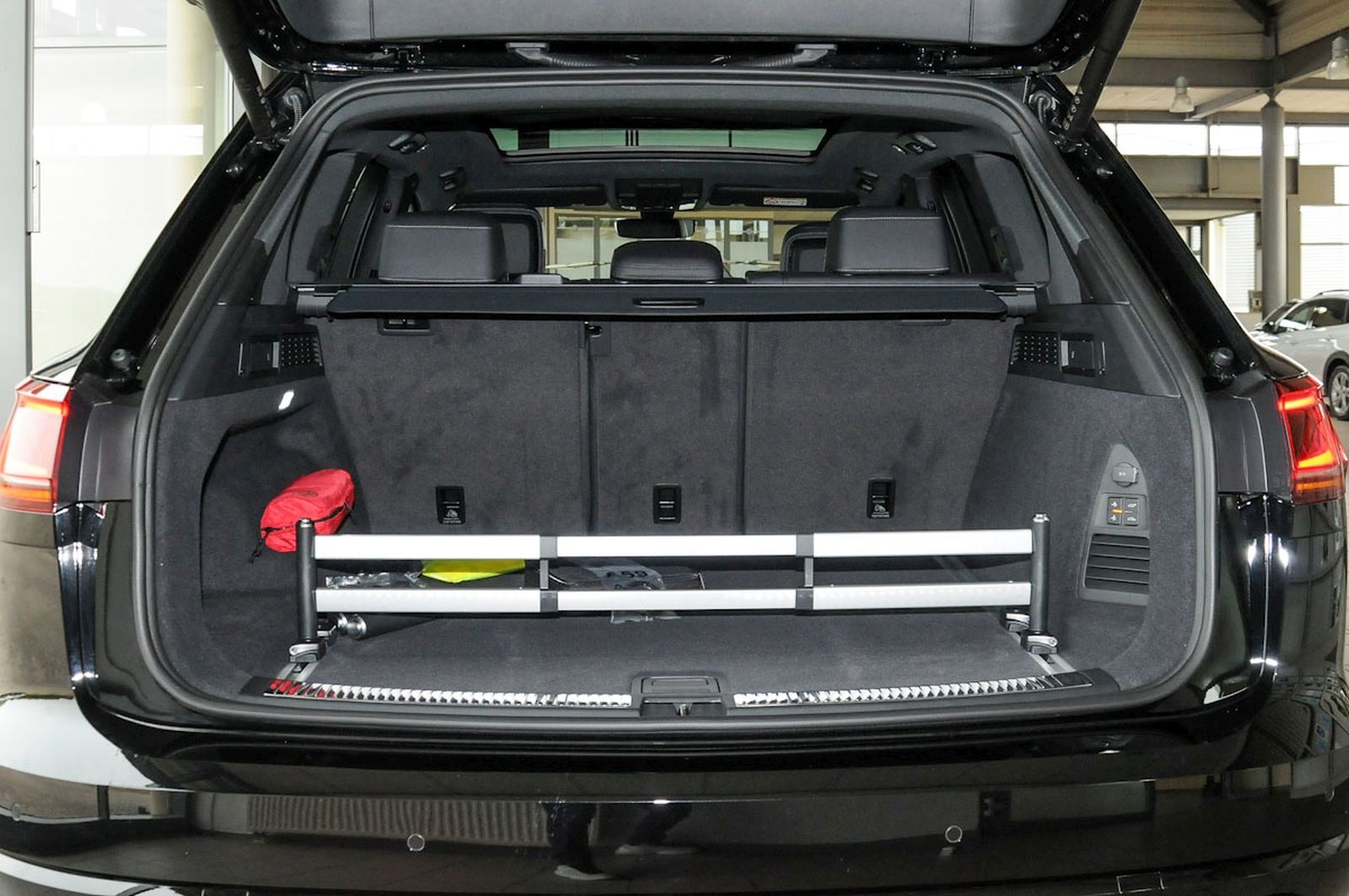 Fahrzeugabbildung Volkswagen Touareg R-Line 3.0 l V6 TDI SCR 4Motion 8-Gang-A